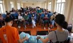 Bác sĩ tập huấn sơ cứu y tế cho tình nguyện viên VM Hạ Long