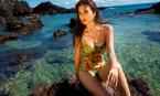 Kim Tuyến diện bikini khoe dáng nóng bỏng ở biển