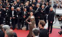 Lý Nhã Kỳ xuất hiện váy áo tiền tỷ mà vẫn bị 'ngó lơ' tại LHP Cannes